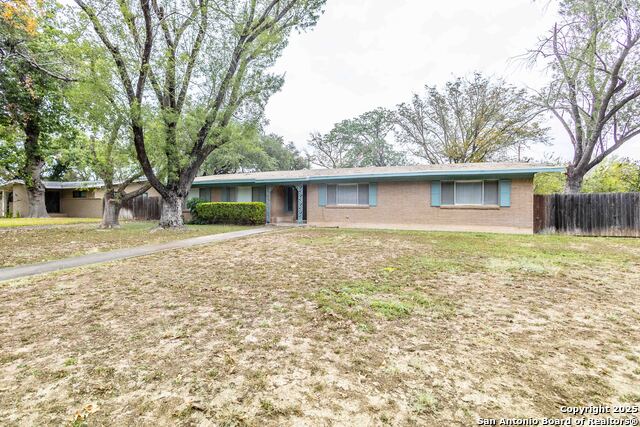 Image 4 of 24 For 330 Louise