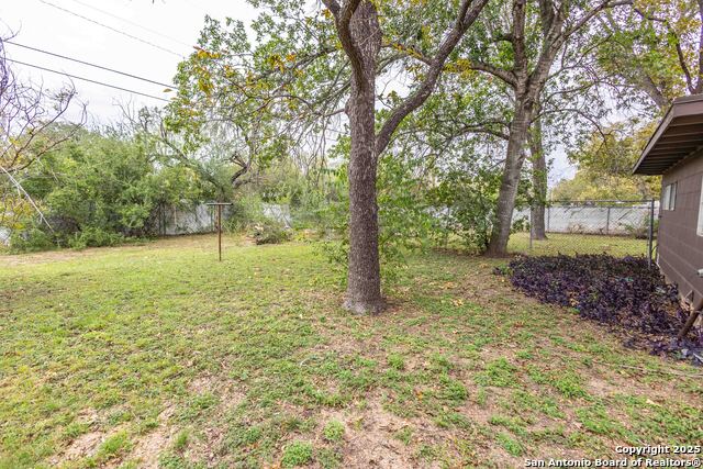 Image 8 of 24 For 330 Louise