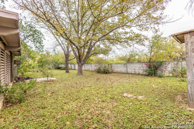 Image 9 of 24 For 330 Louise