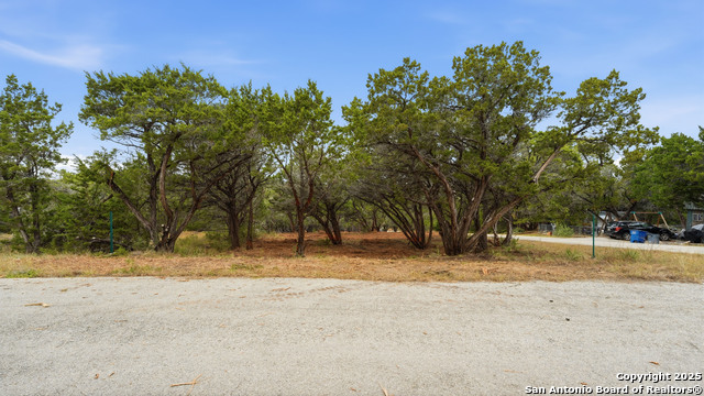 Listing photo id 4 for 799 Hillside