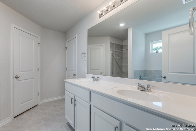 Image 19 of 25 For 4843 Closed Grip