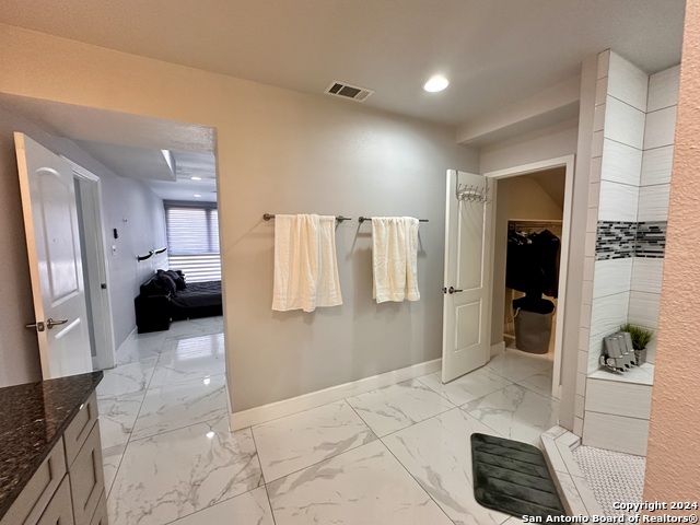 Image 17 of 36 For 7701 Wurzbach Rd 2301