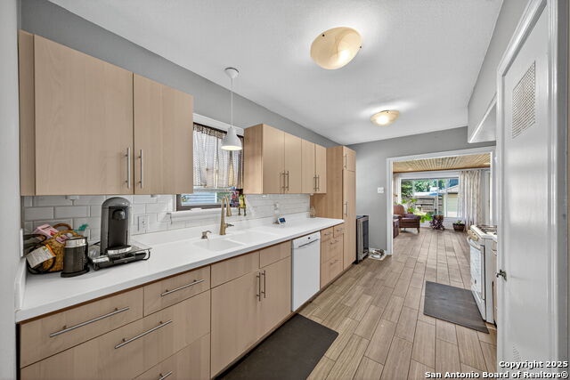 Image 11 of 29 For 515 Frost  