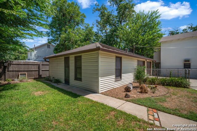 Image 23 of 29 For 515 Frost  