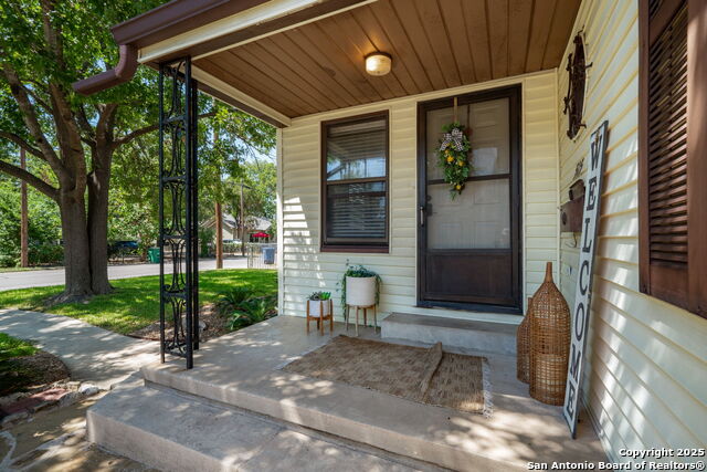 Image 4 of 29 For 515 Frost  