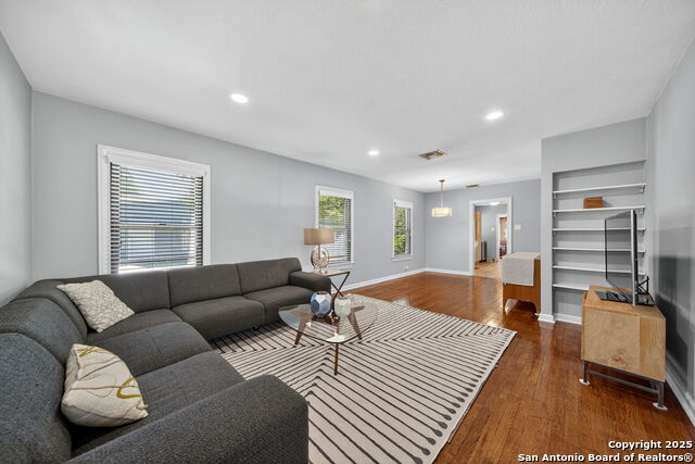 Image 8 of 29 For 515 Frost  