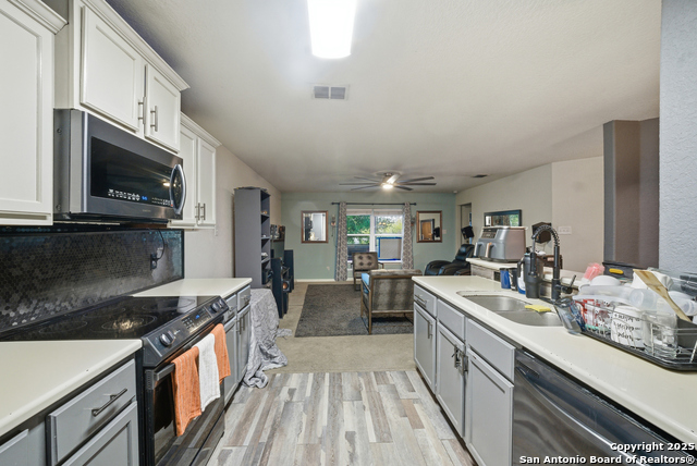 Listing photo id 10 for 6519 Luckey Square