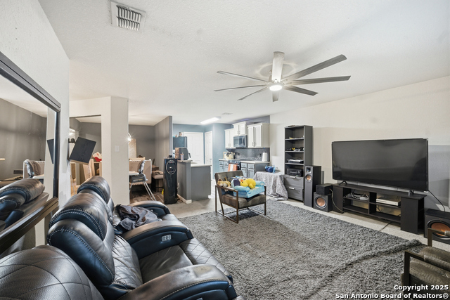 Listing photo id 14 for 6519 Luckey Square