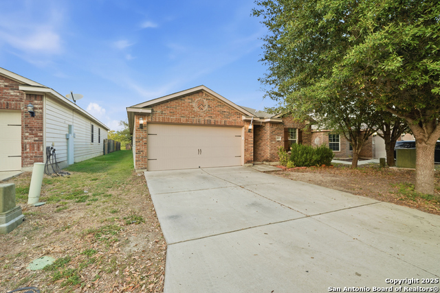Listing photo id 1 for 6519 Luckey Square
