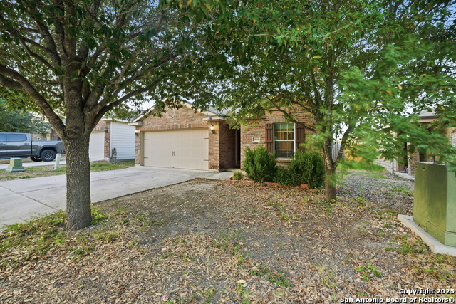 Listing photo id 2 for 6519 Luckey Square