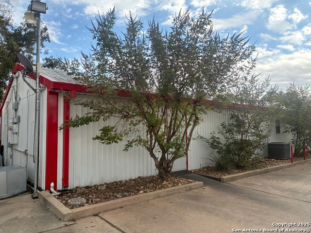 Listing photo id 3 for 836 Walnut Street