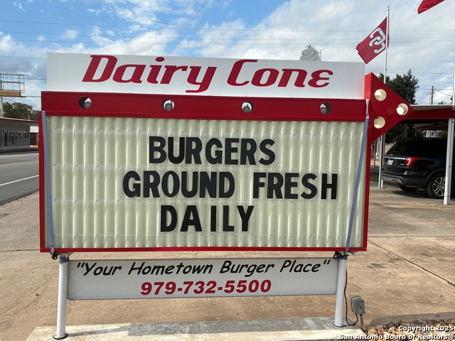 Listing photo id 4 for 836 Walnut Street