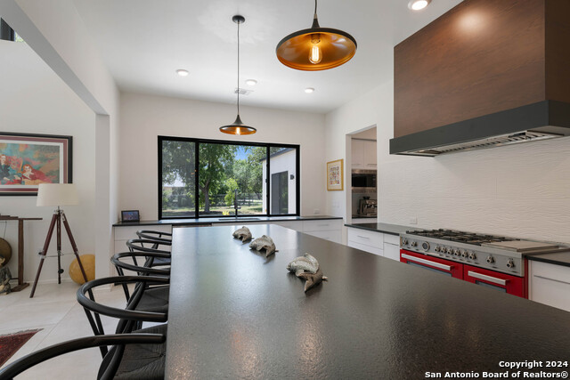 Listing photo id 10 for 210 Cliffside