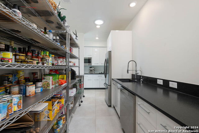 Listing photo id 11 for 210 Cliffside