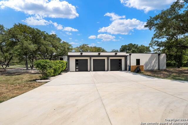 Listing photo id 18 for 210 Cliffside