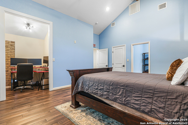 Image 22 of 33 For 13066 Hunters Circle N