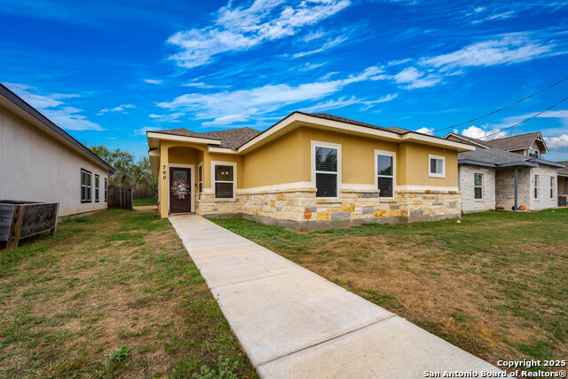 Listing photo id 2 for 760 Crestview