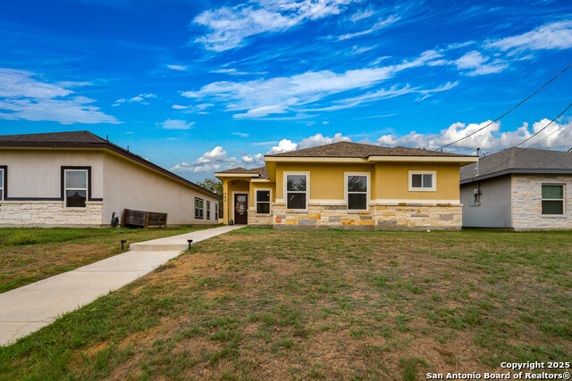 Listing photo id 3 for 760 Crestview