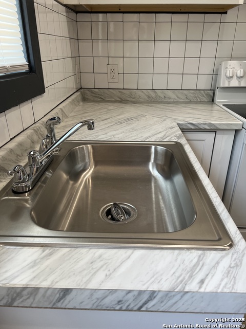 Image 21 of 22 For 405 Sabinal W A