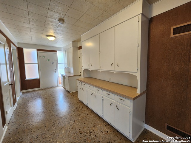 Image 11 of 39 For 564 Laurel Ln