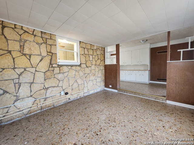 Image 8 of 39 For 564 Laurel Ln