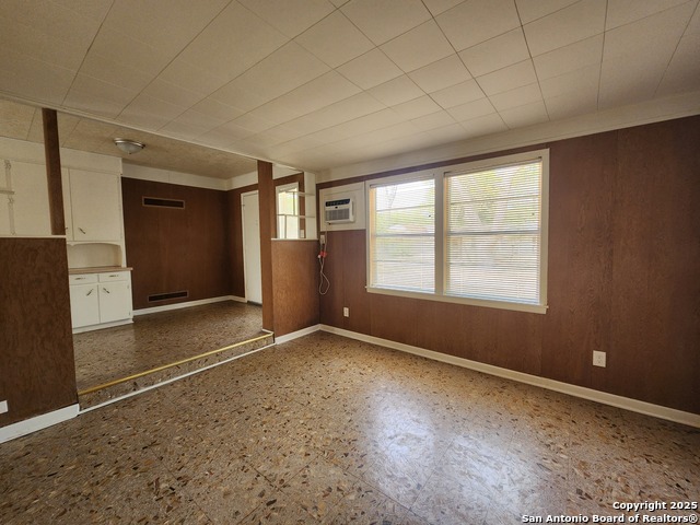 Image 9 of 39 For 564 Laurel Ln