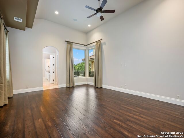 Image 29 of 80 For 211 Wellesley Landing