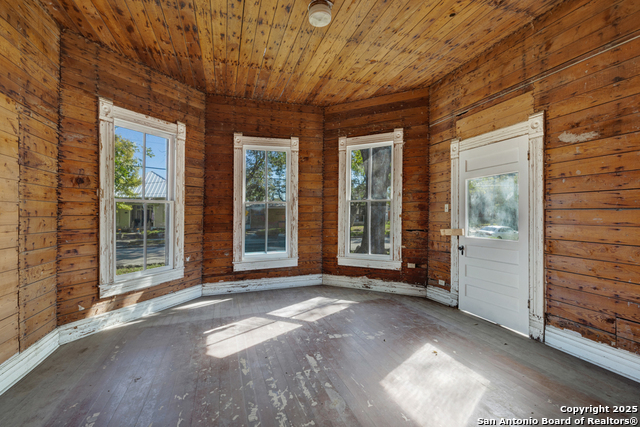 Image 27 of 41 For 163 Coll E