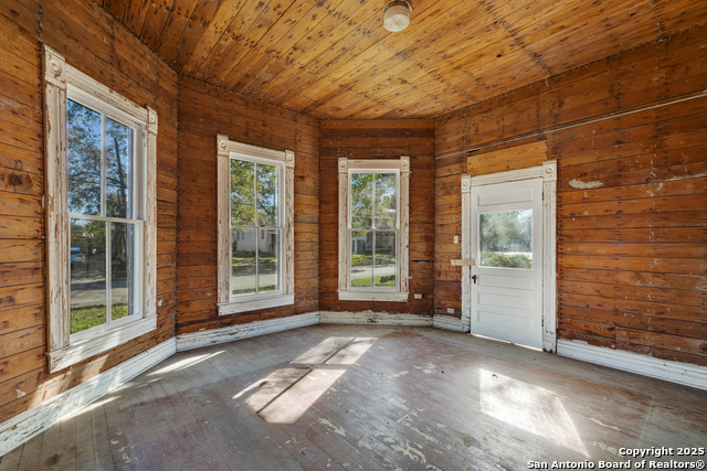 Image 28 of 41 For 163 Coll E