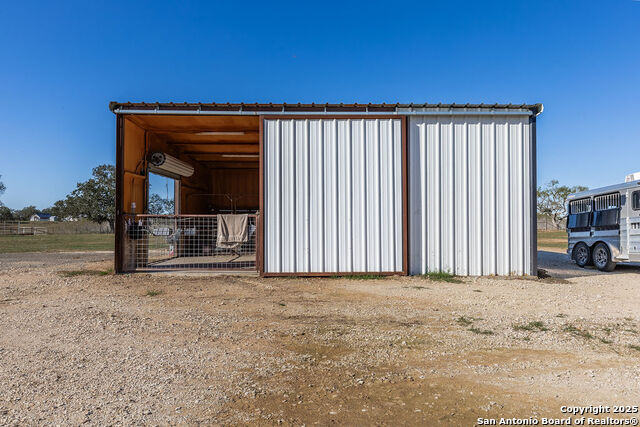 Listing photo id 38 for 2400 Elm Creek