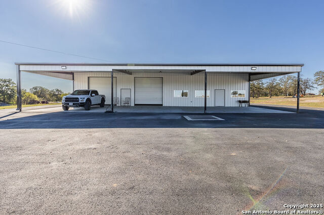 Listing photo id 39 for 2400 Elm Creek