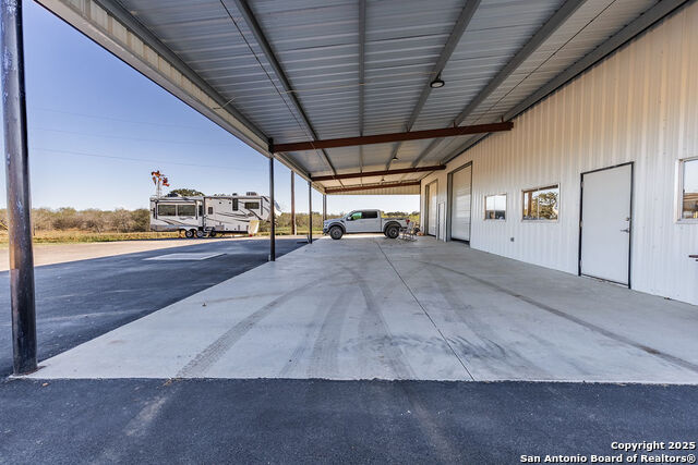 Listing photo id 40 for 2400 Elm Creek