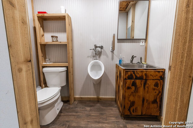 Listing photo id 41 for 2400 Elm Creek