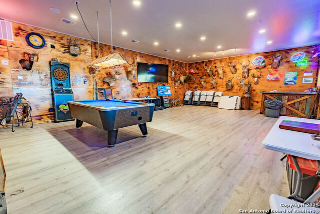 Listing photo id 43 for 2400 Elm Creek