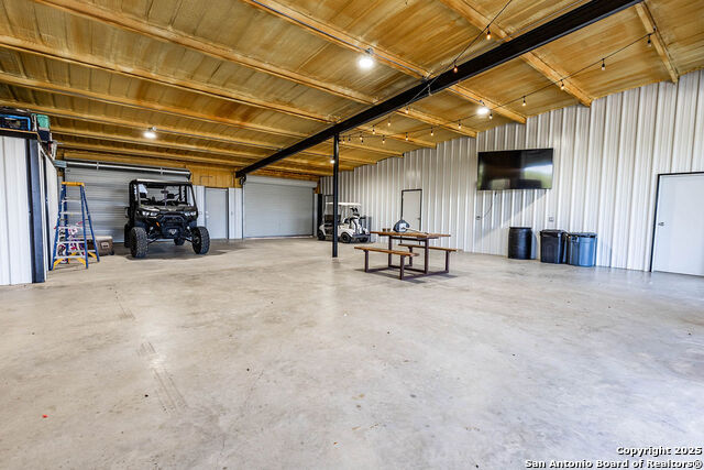 Listing photo id 46 for 2400 Elm Creek