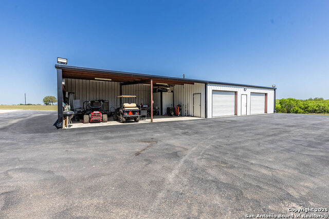 Listing photo id 47 for 2400 Elm Creek