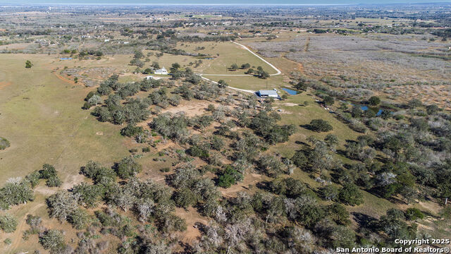 Listing photo id 7 for 2400 Elm Creek