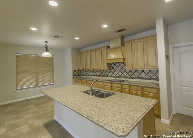 Listing photo id 11 for 915 Classen Pass