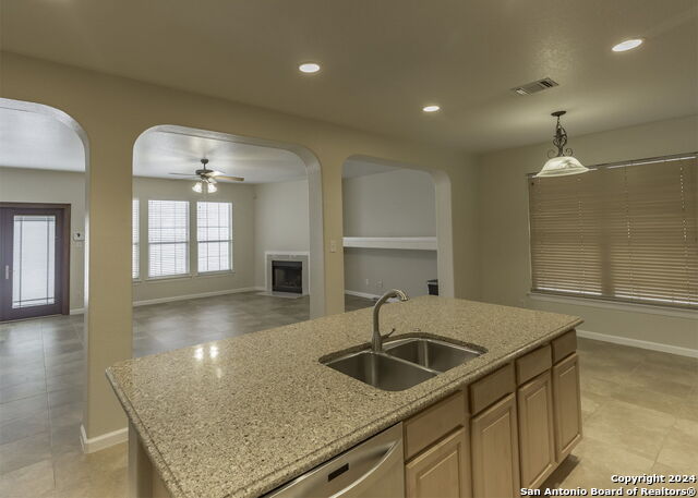 Listing photo id 12 for 915 Classen Pass