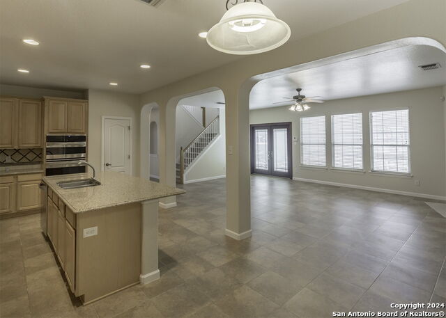 Listing photo id 13 for 915 Classen Pass