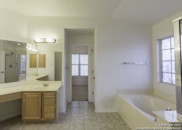 Listing photo id 17 for 915 Classen Pass