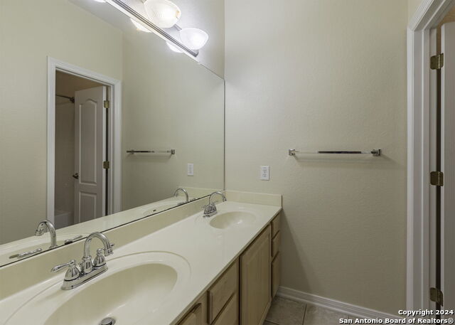 Listing photo id 23 for 915 Classen Pass
