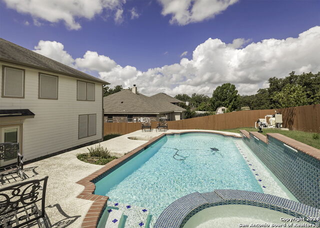 Listing photo id 24 for 915 Classen Pass