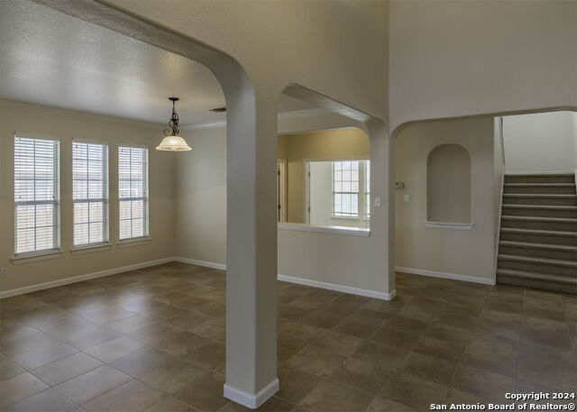 Listing photo id 2 for 915 Classen Pass