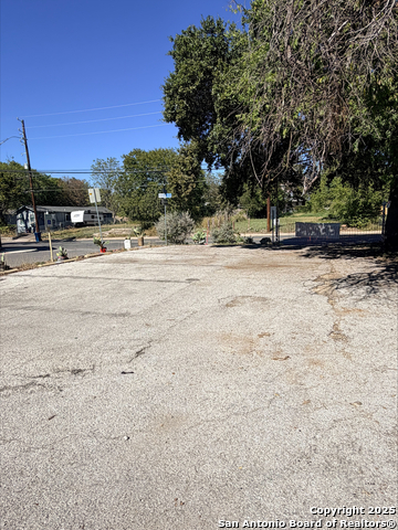 Listing photo id 0 for 2526 Guadalupe