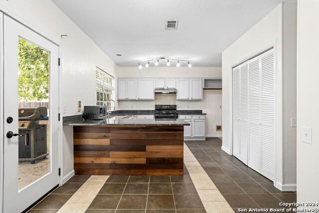 Image 2 of 14 For 9110 Chinon  