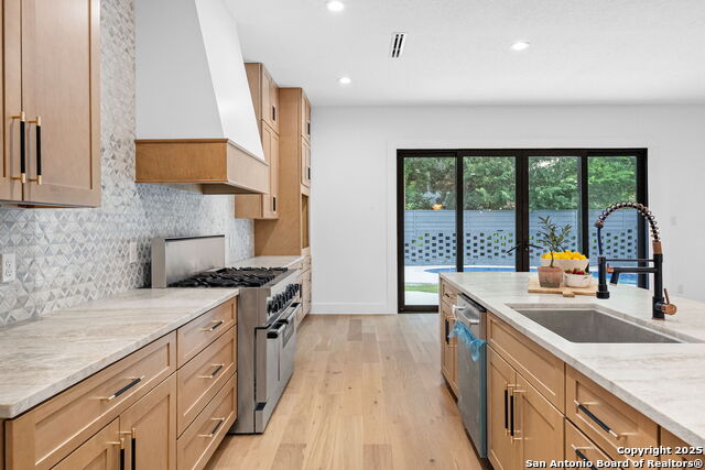 Image 19 of 39 For 718 Ridgemont Ave