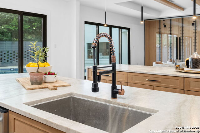 Image 20 of 39 For 718 Ridgemont Ave