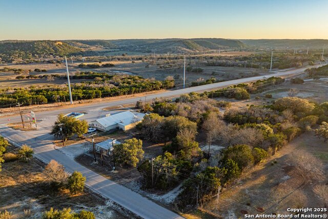 Listing photo id 4 for 3510 Medina Hwy