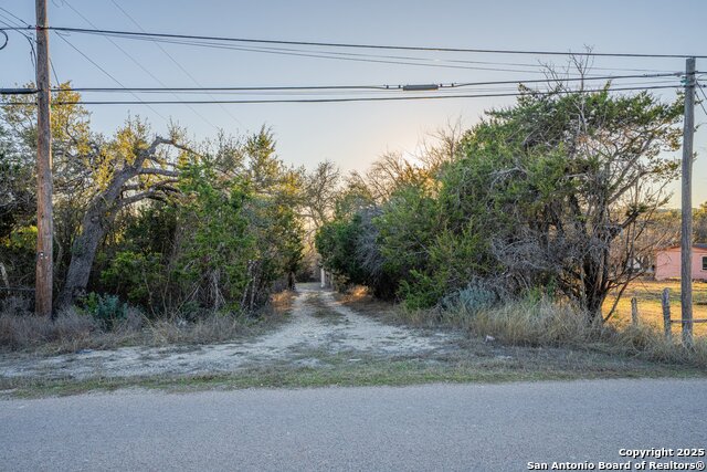 Listing photo id 5 for 3510 Medina Hwy